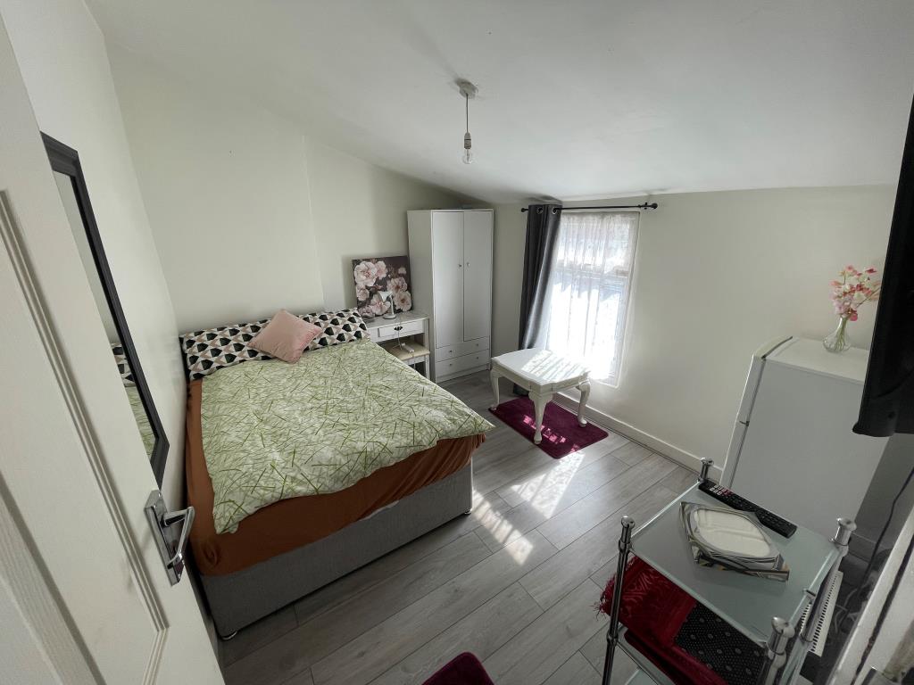 Lot: 129 - FREEHOLD RESIDENTIAL INVESTMENT FOUR-BEDROOM HOUSE AND TWO STUDIOS - Bedroom
